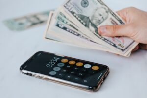 Comparer sur vingt-quatre mois avant de choisir entre smartphone inclus et achat séparé